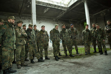 Illkirch-Grafenstaden  Frankreich  Offiziere und Unteroffiziere des JgBtl 291 bei einer Fortbildung
