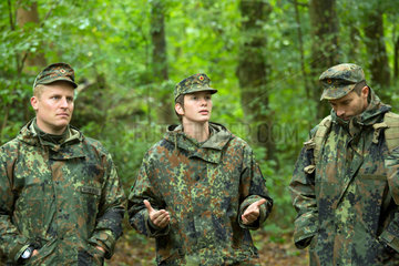 Illkirch-Grafenstaden  Frankreich  Soldaten des JgBtl 291 bei einer Fortbildung im Wald