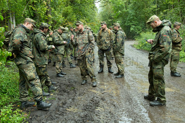 Illkirch-Grafenstaden  Frankreich  Soldaten des JgBtl 291 bei einer Fortbildung im Wald