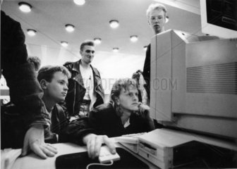 Jugendliche auf Computermesse