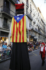Barcelona  Katalonien  Spanien - Mann auf Stelzen mit katalanischer Flagge