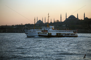 Istanbul  Tuerkei  Faehre in der Bosporusmeerenge  dahinter die Sultan-Ahmet-Moschee und die Hagia Sophia