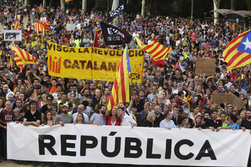 Girona  Katalonien  Spanien - Demonstration fuer die Unabhaengigkeit und die Gruendung einer Republik