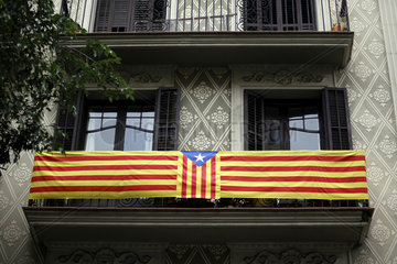 Die katalanische Flagge und der Ruf nach Unabhaengigkeit auf einem Balkon an einem Haus in Katalonien  Barcelona