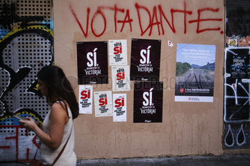 Werbung an einer Hauswand fuer das als illegal bezeichnete Referendum im Zentrum von Barcelona.