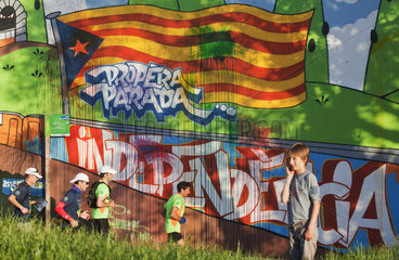 Cassa de la Selva  Katalonien  Spanien - katalanische Flagge und der Ruf nach Unabhaengigkeit auf einer Hauswand