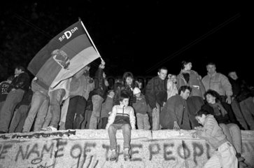 Berliner Mauer  Ost- und Westberliner feiern die Maueroeffnung