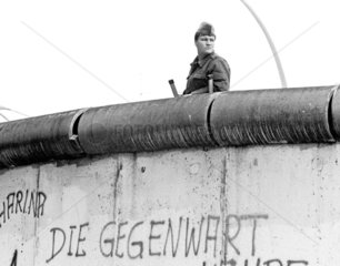 Berliner Mauer  DDR-Grenzsoldat