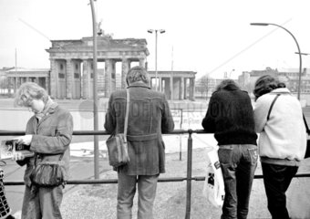 Berliner Mauer  Touristen auf einer Aussichtsplattform am Brandenburger Tor