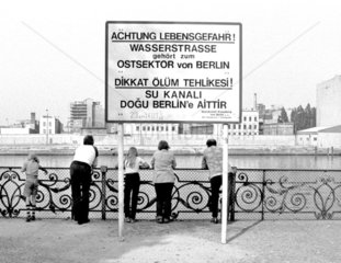 Berliner Mauer  Warnschild an der Spree in Kreuzberg