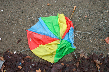 Gefallene Regenschirm