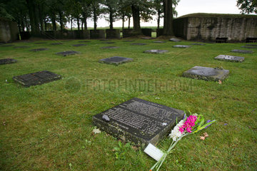 Langemark  Belgien  Grabplatte eines Gefallenen auf dem Deutschen Soldatenfriedhof Langemark