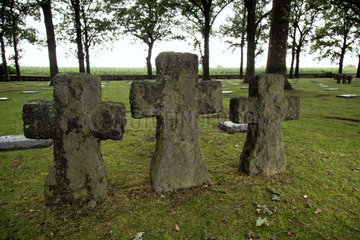 Langemark  Belgien  Graeberfeld auf dem Deutschen Soldatenfriedhof Langemark