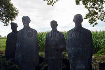 Langemark  Belgien  Figurengruppe Trauernde Soldaten auf dem Deutschen Soldatenfriedhof Langemark