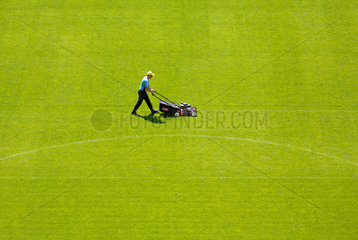Lemberg  Ukraine  Pflege des Rasens in der Arena Lwiw  Spielstaette fuer die Fussball-EM 2012