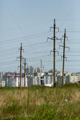 Lemberg  Ukraine  Strommasten vor einem Stadtteil mit Hochhaussiedlungen