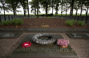 Langemark  Belgien  Gedenkplatte fuer die Gefallenen auf dem Deutschen Soldatenfriedhof Langemark