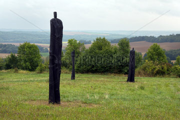 Oulches-La-Valle-Foulon  Frankreich  Skulpturengruppe des Kuenstlers Christian Lapie