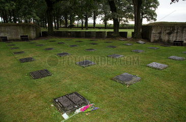 Langemark  Belgien  Grabplatte eines Gefallenen auf dem Deutschen Soldatenfriedhof Langemark