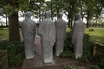 Langemark  Belgien  Figurengruppe Trauernde Soldaten auf dem Deutschen Soldatenfriedhof Langemark