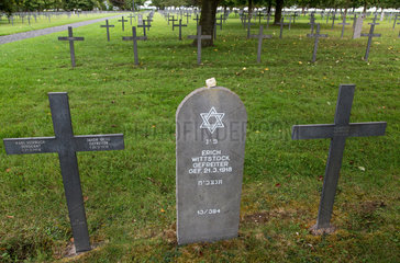 Neuville-St-Vaast  Frankreich  Grab eines juedischen Gefallenen auf der deutschen Kriegsgraeberstaette Neuville-St-Vaast