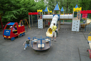 Lemberg  Ukraine  Spielplatz in einem Park