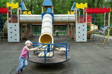 Lemberg  Ukraine  Spielplatz in einem Park