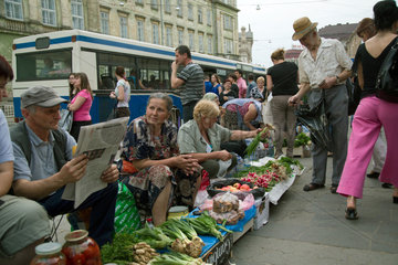 Lemberg  Ukraine  Markt an einer Hauptstrasse im Stadtzentrum