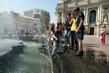 Lemberg  Ukraine  Jugendliche erfrischen sich am Brunnen vor der Oper