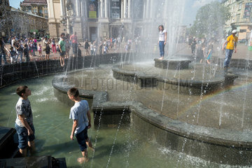 Lemberg  Ukraine  Jugendliche erfrischen sich am Brunnen vor der Oper