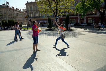 Lemberg  Ukraine  junge Leute vergnuegen sich mit Seifenblasen auf dem Prospekt Swobody