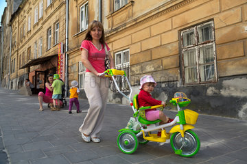 Lemberg  Ukraine  eine Mutter mit Kind