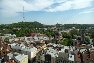 Lemberg  Ukraine  Blick vom Rathausturm ueber die Altstadt Richtung Wysokyi Samok