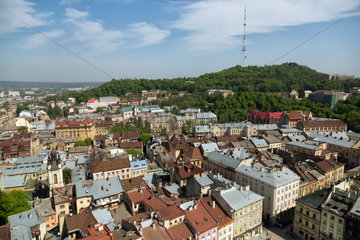 Lemberg  Ukraine  Blick vom Rathausturm ueber die Altstadt Richtung Wysokyi Samok