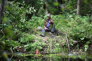 Domsarycy  Weissrussland  ein Angler am Fluss Bjarezina im gleichnamigen Naturschutzgebiet