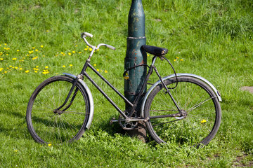 Krakau  Polen  ein altes Fahrrad  angeschlossen an einer Laterne
