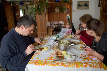 Breslau  Polen  eine Familie beim Mittagessen bei der Grossmutter