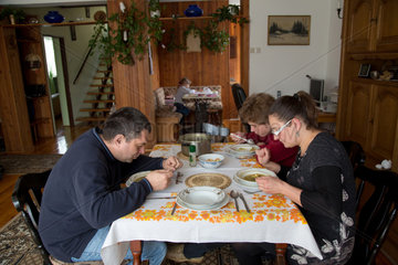 Breslau  Polen  eine Familie beim Mittagessen bei der Grossmutter