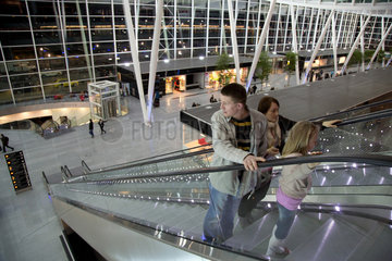 Breslau  Polen  Menschen auf einer Rolltreppe im neuen Terminal des Copernicus Airport Wroclaw