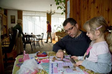 Breslau  Polen  ein Vater erklaert seiner Tochter den Inhalt einer Zeitschrift
