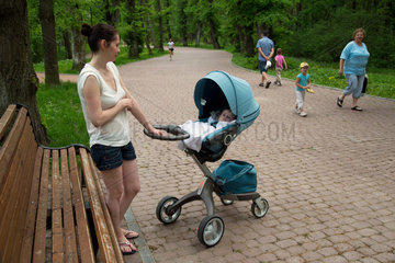 Lemberg  Ukraine  Mutter mit ihrem Sohn im Kinderwagen in einem Park