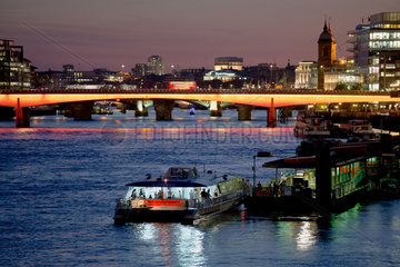 London  Grossbritannien  Blick von der Tower Bridge auf die London Bridge  Nordseite rechts