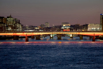 London  Grossbritannien  Blick von der Tower Bridge auf die London Bridge  Nordseite rechts