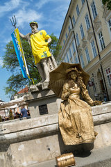 Lemberg  Ukraine  Neptunbrunnen und Strassenkuenstlerin am Marktplatz
