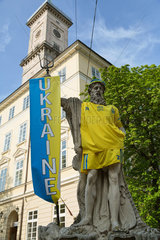 Lemberg  Ukraine  der Neptunbrunnen verkleidet als Fussballfan
