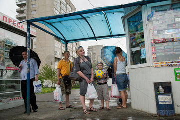 Lemberg  Ukraine  Menschen an einer Bushaltestelle an einem verregneten Tag