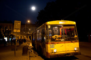 Lemberg  Ukraine  Trolleybus abends an einer Haltestelle