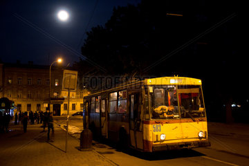 Lemberg  Ukraine  Trolleybus abends an einer Haltestelle