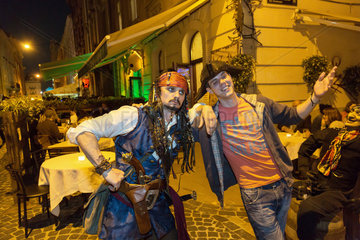 Lemberg  Ukraine  Stadtfest am Stary Rynok  junger Mann posiert als Jack Sparrow