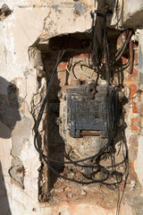 Lemberg  Ukraine  Stromverteilerkasten aus Vorkriegszeiten mit neu gezogenen Kabeln